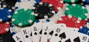 Trình bày sự ưu việt giữa thùng phá sảnh và tứ quý trong Poker