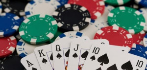 Trình bày sự ưu việt giữa thùng phá sảnh và tứ quý trong Poker